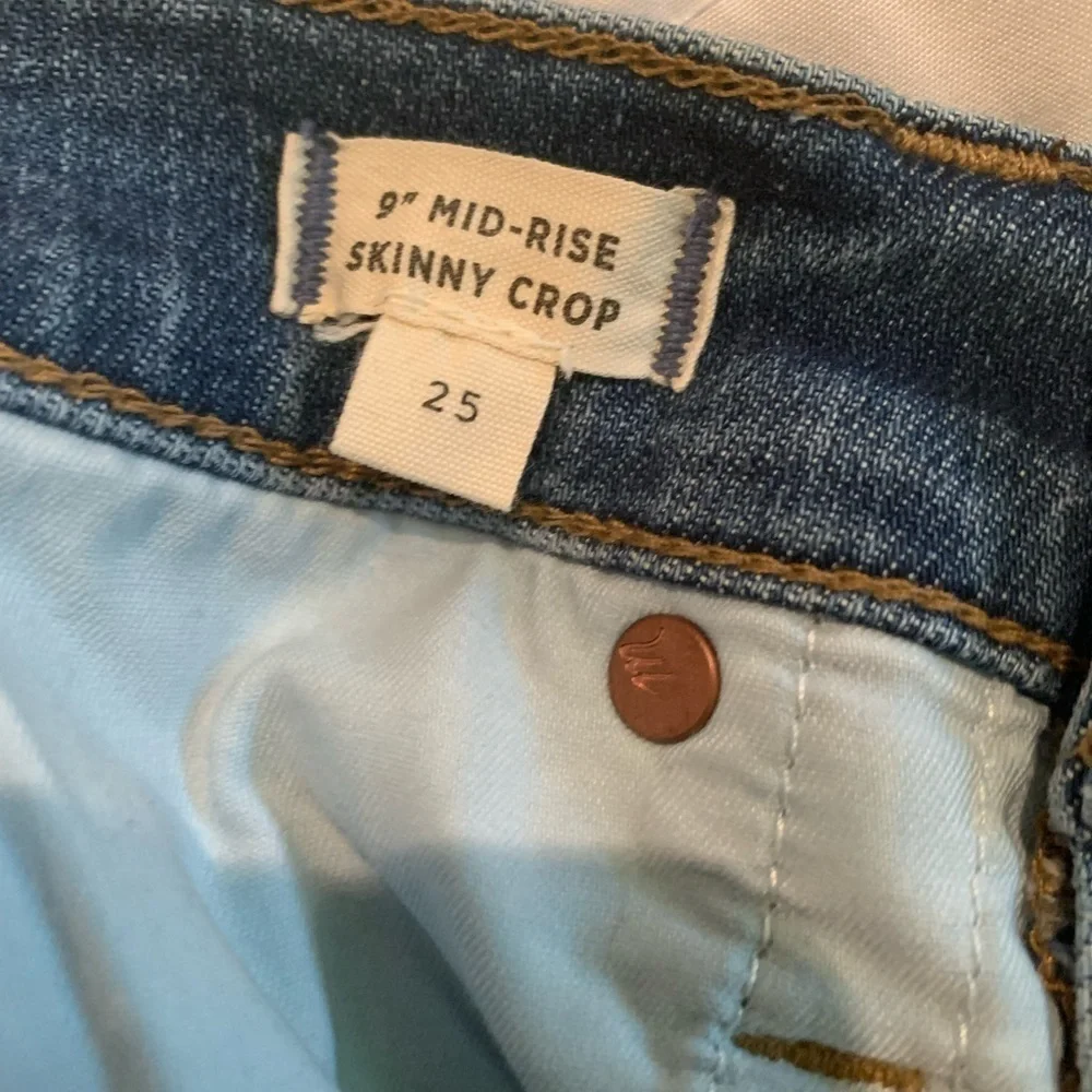 Madewell 9” Mid Rise Skinny Cropped Button Down Jeans in Medium Wash Size 25